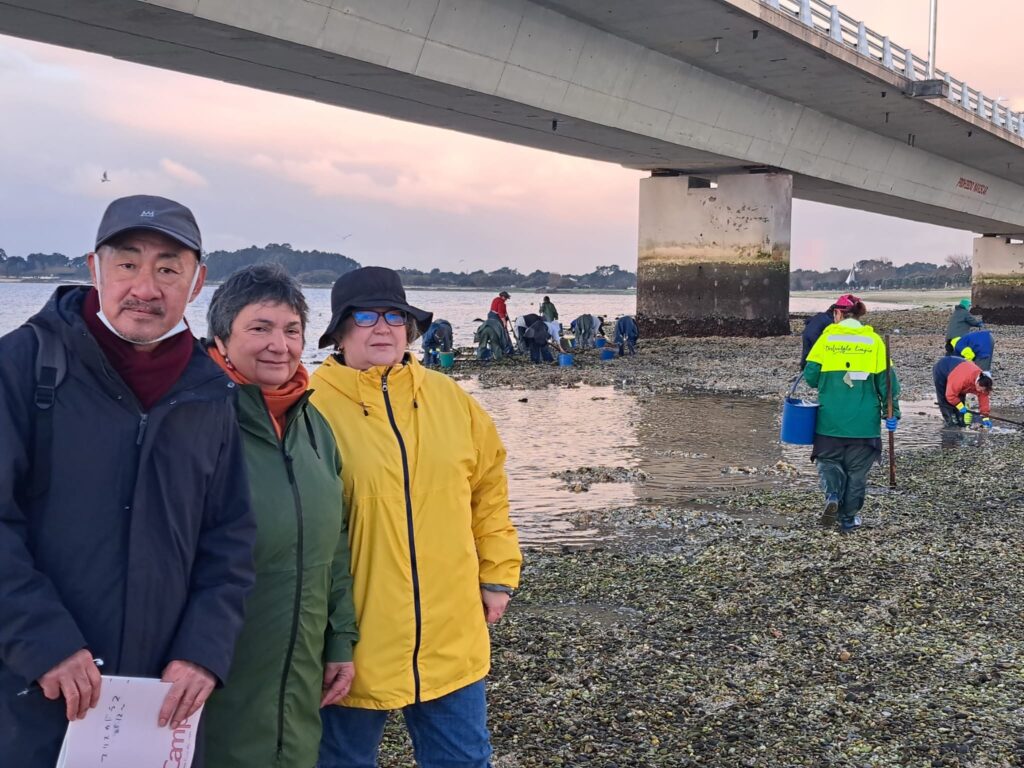Periodistas japoneses visitan Galicia para conocer el trabajo de las mariscadoras gallegas